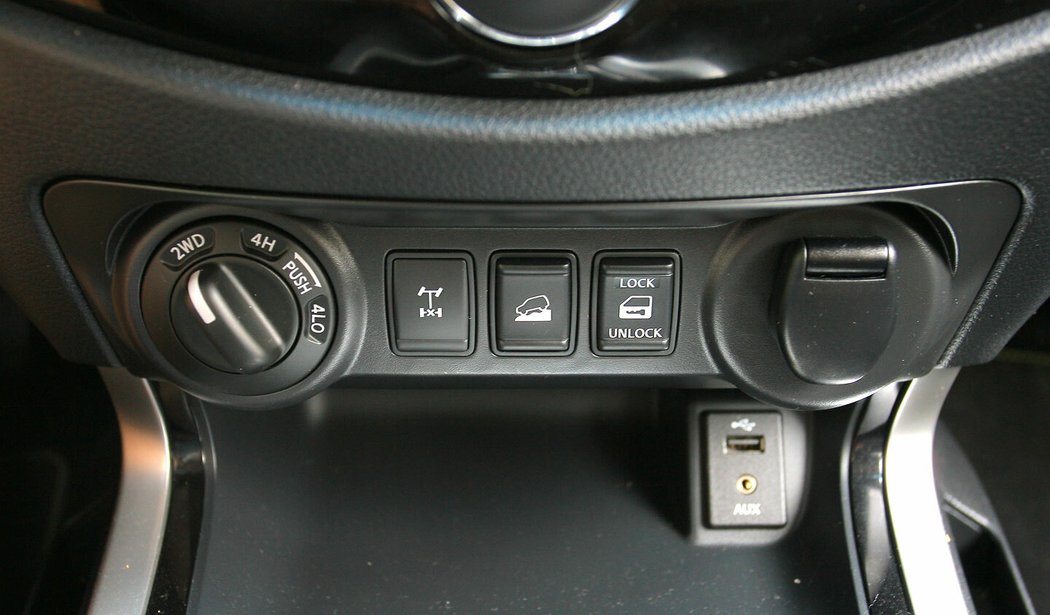 Pick-up standardně využívá k pohonu zadní nápravu, přední lze připojit otočným ovladačem, kde je i možnost redukce. Za příplatek navara dostává uzávěrku zadního diferenciálu.