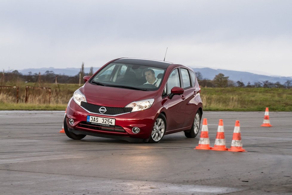 Tuhé tlumiče si s měkkými péry nerozumí, auto se stále chvěje. V oblouku se naklání, díky přetáčivému naladění ale zatáčí ochotně. Standardní ESP zasahuje plynule.