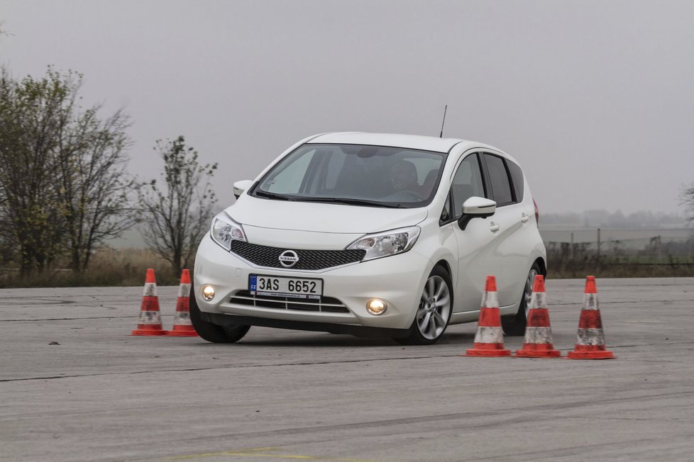 Nissan se více hrne v přímém směru. I řízení je pomalejší.