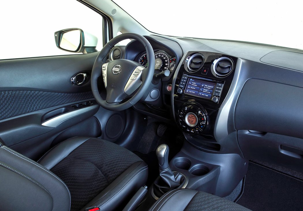 U vrcholné výbavy Tekna mimo jiné najdete sedadla s „polokoženým“ čalouněním, kožený volant a multimediální systém Nissan Connect s navigací. Kruhový layout jednozónové automatické klimatizace je ale dost nepřehledný.