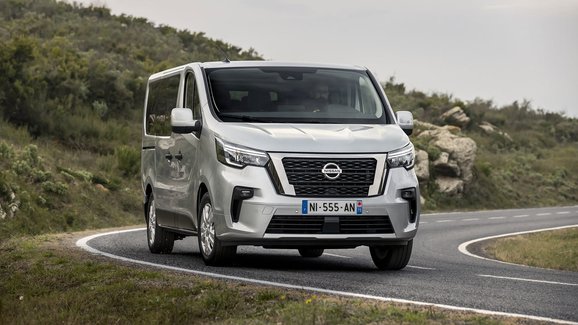 Modernizovaný Nissan NV300 přichází. O příchodu bráchy Renaultu Trafic do Česka rozhodne cena