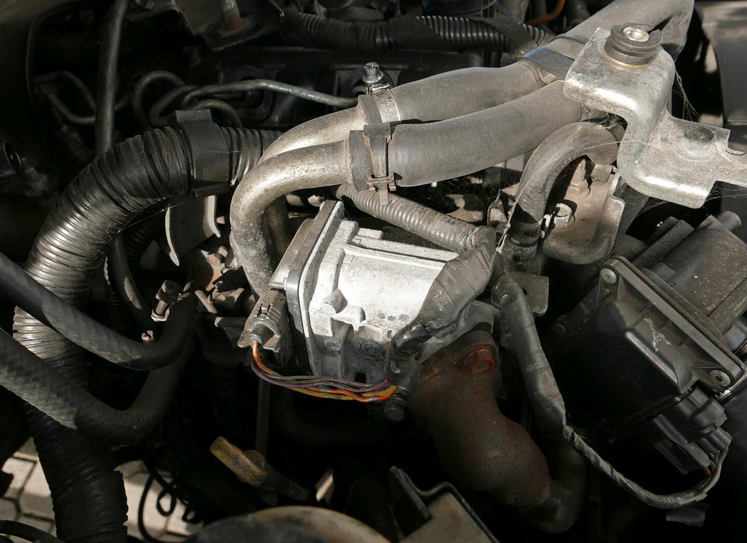 Selhání ventilu EGR je jednou z nejčastějších závad dieselového šestiválce. Opravit nejde, nový ale není až tak drahý.