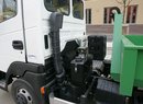 Nádrž na hydraulický olej k ovládání nosiče kontejneru se nachází vlevo, na druhé straně vozidla najdete uzamykatelnou schránku