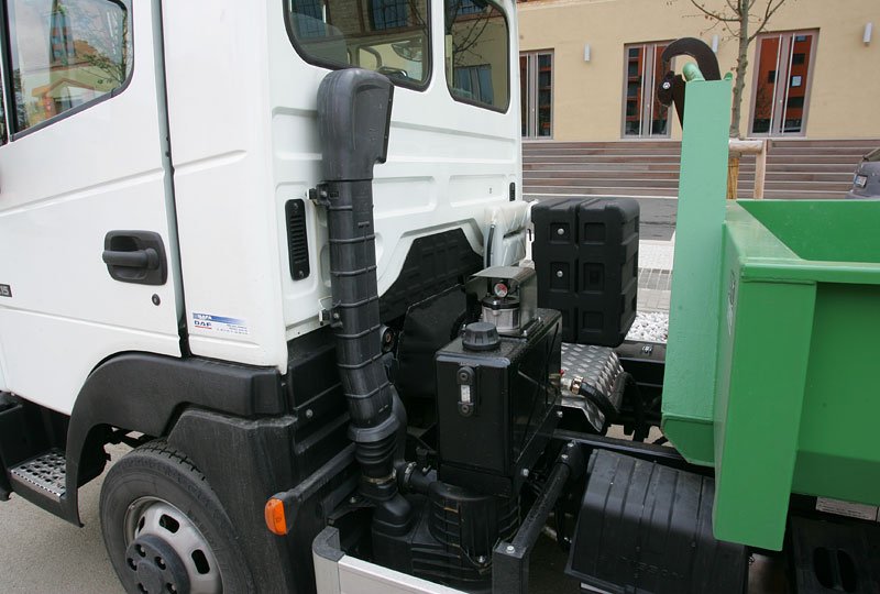 Nádrž na hydraulický olej k ovládání nosiče kontejneru se nachází vlevo, na druhé straně vozidla najdete uzamykatelnou schránku