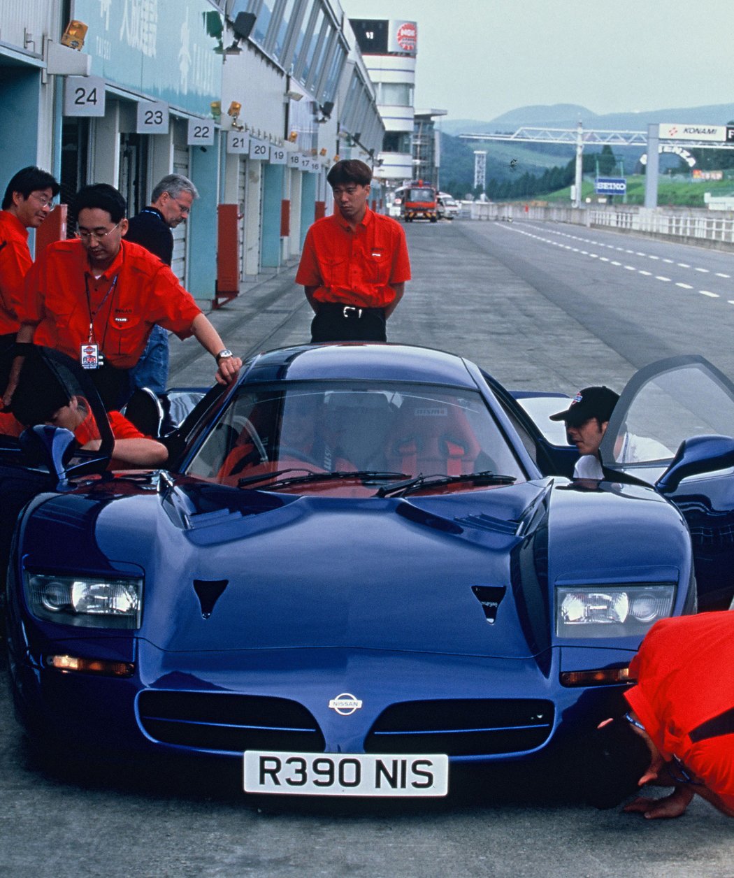 Nissan R390 GT1 - silniční verze