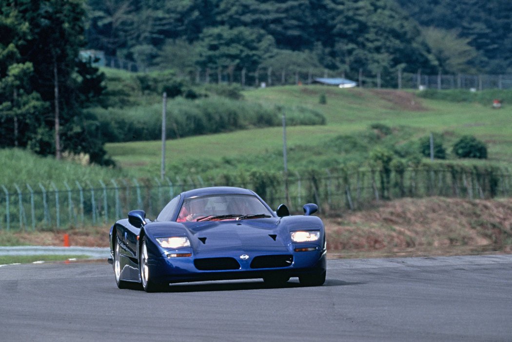 Nissan R390 GT1 - silniční verze