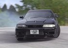 Video: Klouzání s Nissanem Skyline po anglicku. Chlapec to má v ruce!