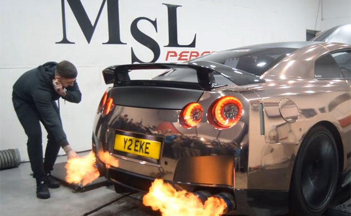 Nissan GT-R: Dokáže zapálit cigaretu?