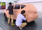 Video: Jak se vyrábějí hliněné makety budoucích automobilů