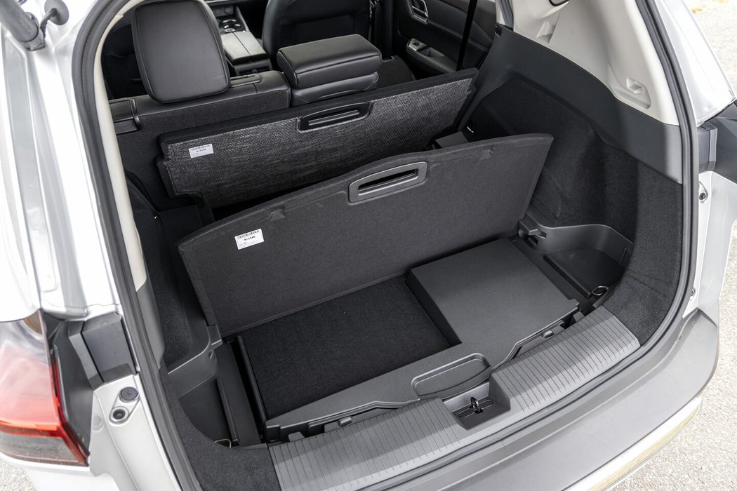 Nissan má nepatrně vyšší nakládací hranu a velmi mělkou dvojitou podlahu, umí ale šoupat sedadly i vzadu.
