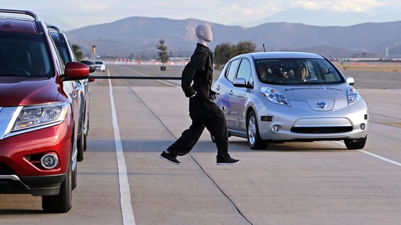 Autonomní Nissan Leaf: Vezli jsme se autem, které nepotřebuje řidiče