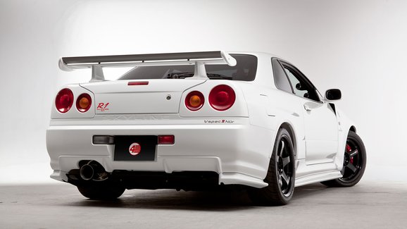 Nissan rozšiřuje nabídku náhradních dílů pro Skyline GT-R. Je libo titanový výfuk?