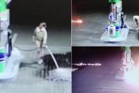 Šokující video pyromanky na čerpací stanici: Rozlila desítky litrů benzinu a „škrtla zápalkou“!