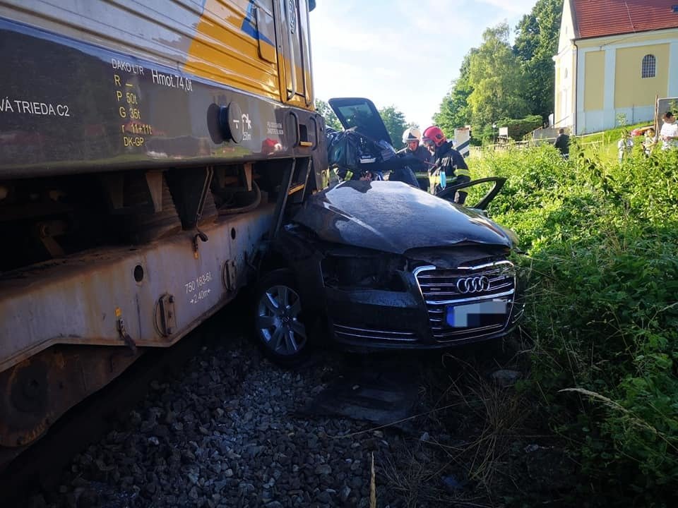 V Nitře se srazil vlak s autem. Řidič utrpěl vážná zranění.