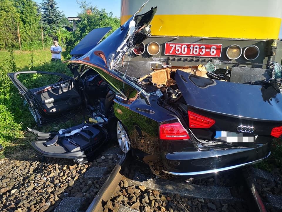 V Nitře se srazil vlak s autem. Řidič utrpěl vážná zranění.