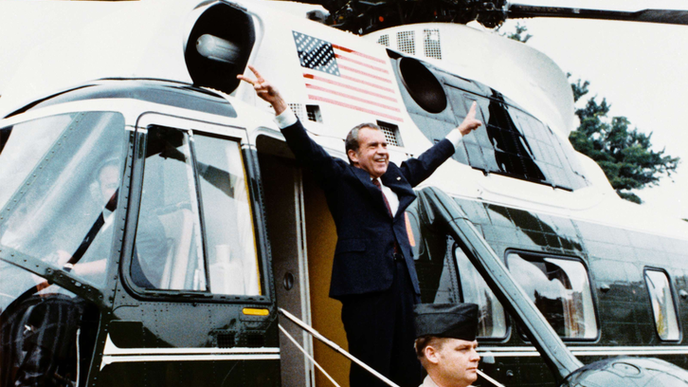 Richard Nixon s prezidentským vrtulníkem Marine 1 pár dní před rezignací.