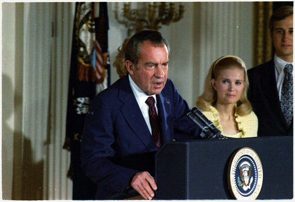 Nixon ohlašuje rezignaci (9. 8. 1974).