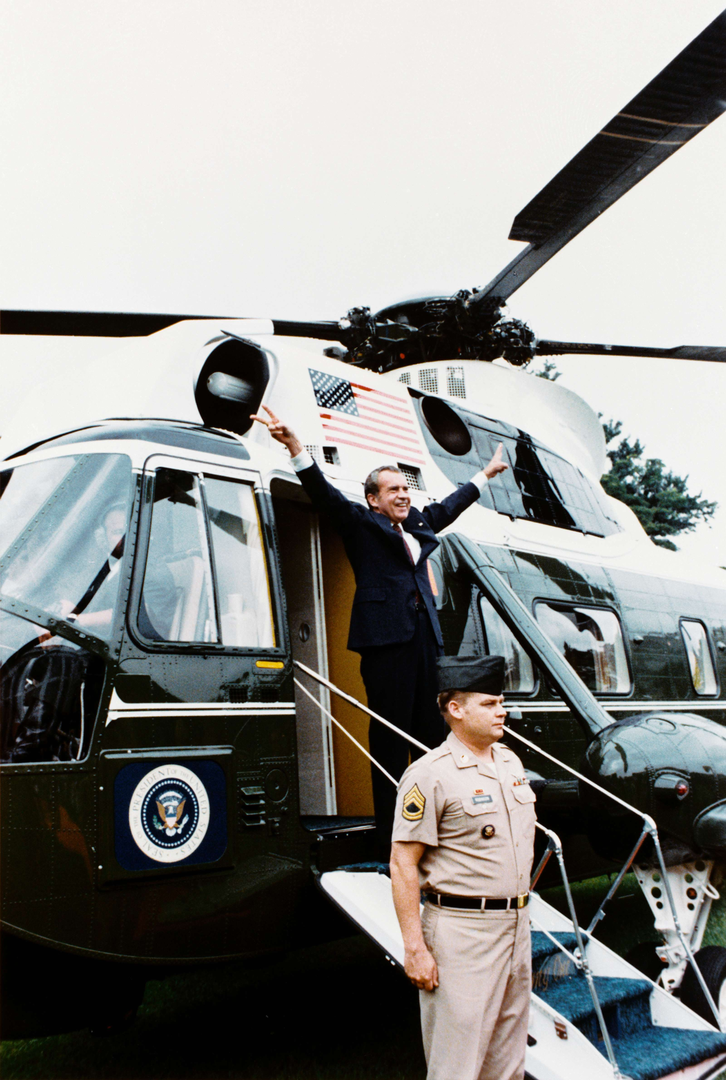 Richard Nixon s prezidentským vrtulníkem Marine 1 pár dní před rezignací.