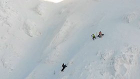 Snowboardista Daniel spadl do rokle.