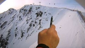 Snowboardista Daniel spadl do rokle.