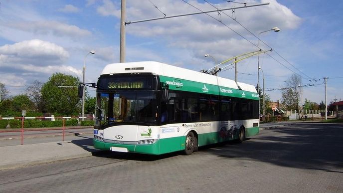 Nízkopodlažní trolejbus Solaris Trollino 12AC v Jirkově na autobusovém nádraží