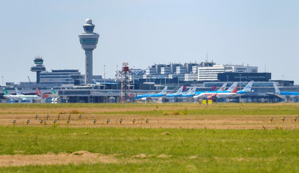 Na letišti v Amsterdamu muselo kvůli údajnému únosu letadla zasahovat policejní komando. Byl to planý poplach. (6. 11. 2019)