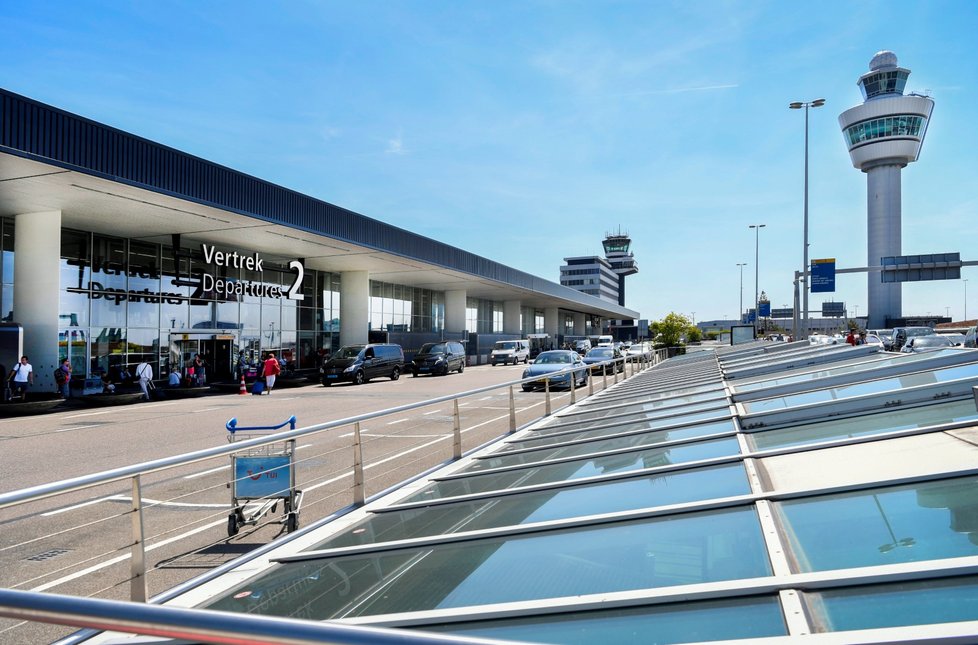 Na letišti v Amsterdamu muselo kvůli údajnému únosu letadla zasahovat policejní komando. Byl to planý poplach. (6. 11. 2019)