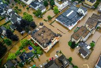 Velká voda protrhla hrázi: Evakuace 10 000 lidí v Nizozemí. Za zvuků sirén utíkali na kopce