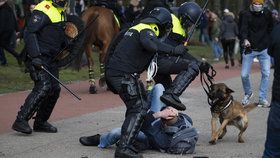 Nizozemská policie s pomocí vodního děla a obušků rozehnala protest proti koronavirové uzávěře v Haagu (14.3.2021)