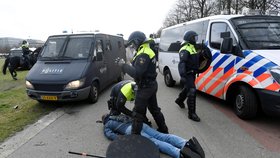 Nizozemská policie s pomocí vodního děla a obušků rozehnala protest proti koronavirové uzávěře v Haagu (14.3.2021)