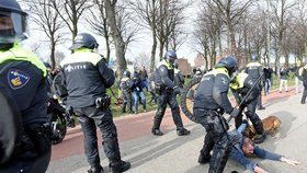 Nizozemská policie s pomocí vodního děla a obušků rozehnala protest proti koronavirové uzávěře v Haagu (14.3.2021)