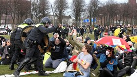 Nizozemská policie s pomocí vodního děla a obušků rozehnala protest proti koronavirové uzávěře v Haagu (14.3.2021)