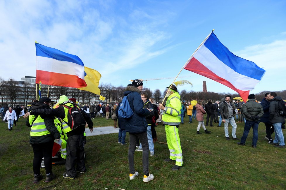 Nizozemská policie s pomocí vodního děla a obušků rozehnala protest proti koronavirové uzávěře v Haagu (14.3.2021)