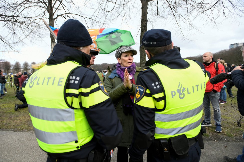 Nizozemská policie s pomocí vodního děla a obušků rozehnala protest proti koronavirové uzávěře v Haagu (14.3.2021)