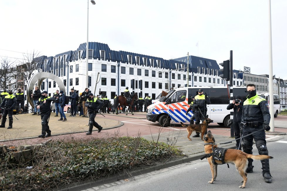 Nizozemská policie s pomocí vodního děla a obušků rozehnala protest proti koronavirové uzávěře v Haagu (14.3.2021)