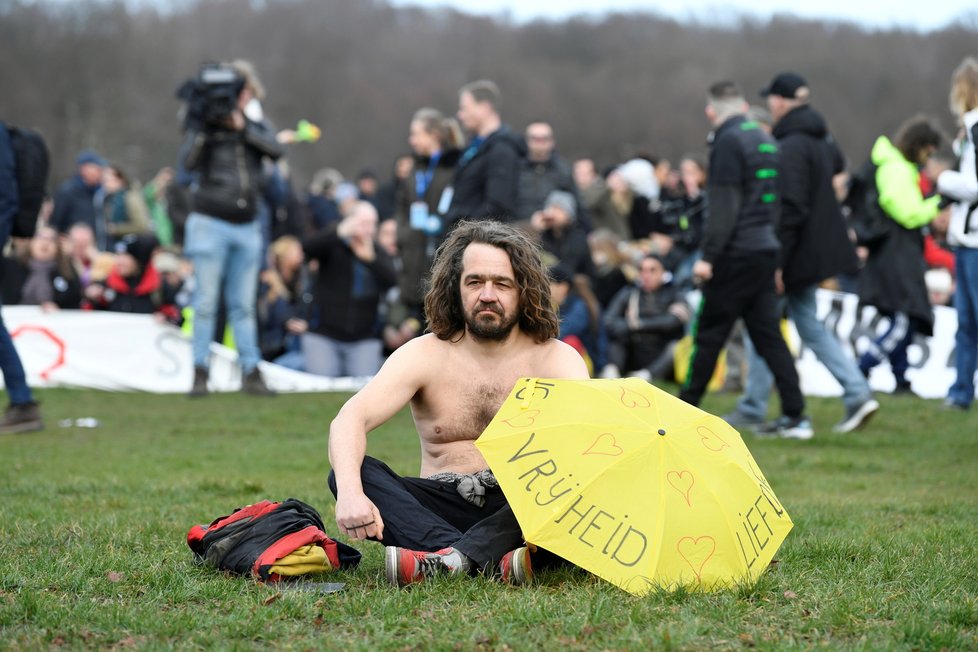 Nizozemská policie s pomocí vodního děla a obušků rozehnala protest proti koronavirové uzávěře v Haagu (14.3.2021)