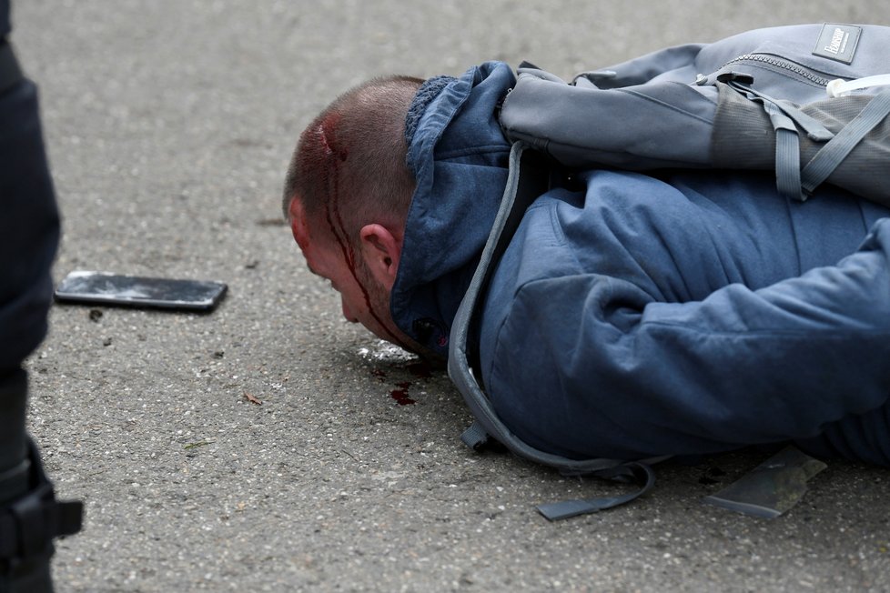 Nizozemská policie s pomocí vodního děla a obušků rozehnala protest proti koronavirové uzávěře v Haagu (14.3.2021)