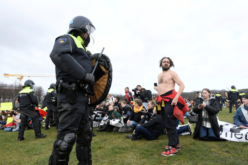 Nizozemská policie s pomocí vodního děla a obušků rozehnala protest proti koronavirové uzávěře v Haagu (14. 3. 2021).