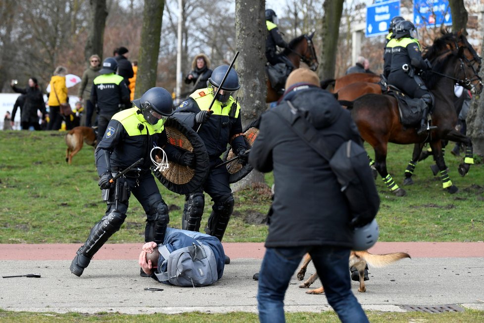 Nizozemská policie s pomocí vodního děla a obušků rozehnala protest proti koronavirové uzávěře v Haagu (14.3.2021)