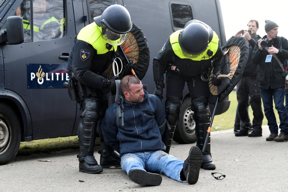 Nizozemská policie s pomocí vodního děla a obušků rozehnala protest proti koronavirové uzávěře v Haagu (14.3.2021)