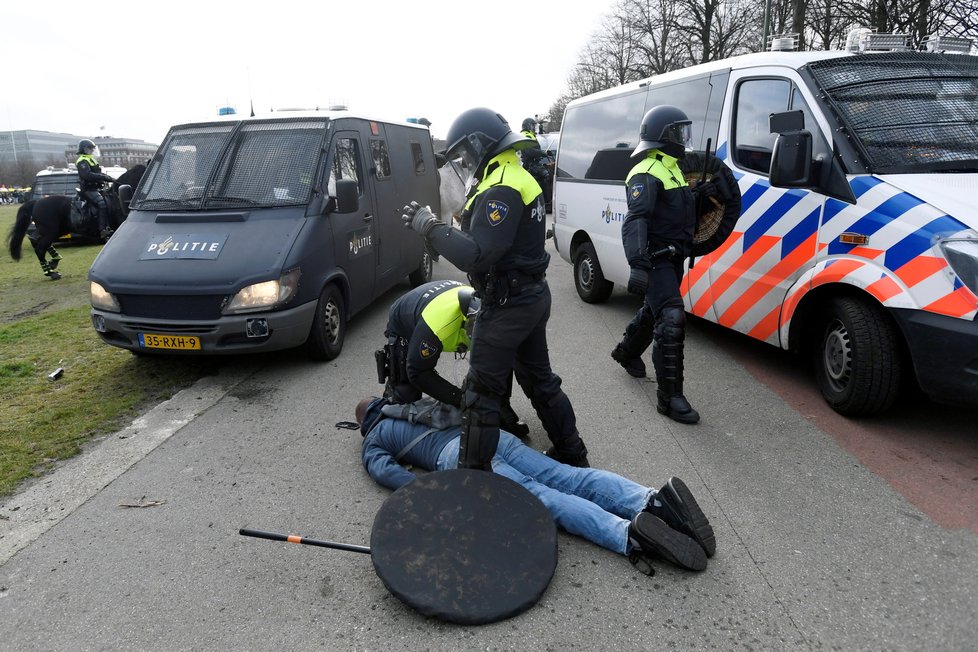 Nizozemská policie s pomocí vodního děla a obušků rozehnala protest proti koronavirové uzávěře v Haagu (14.3.2021)