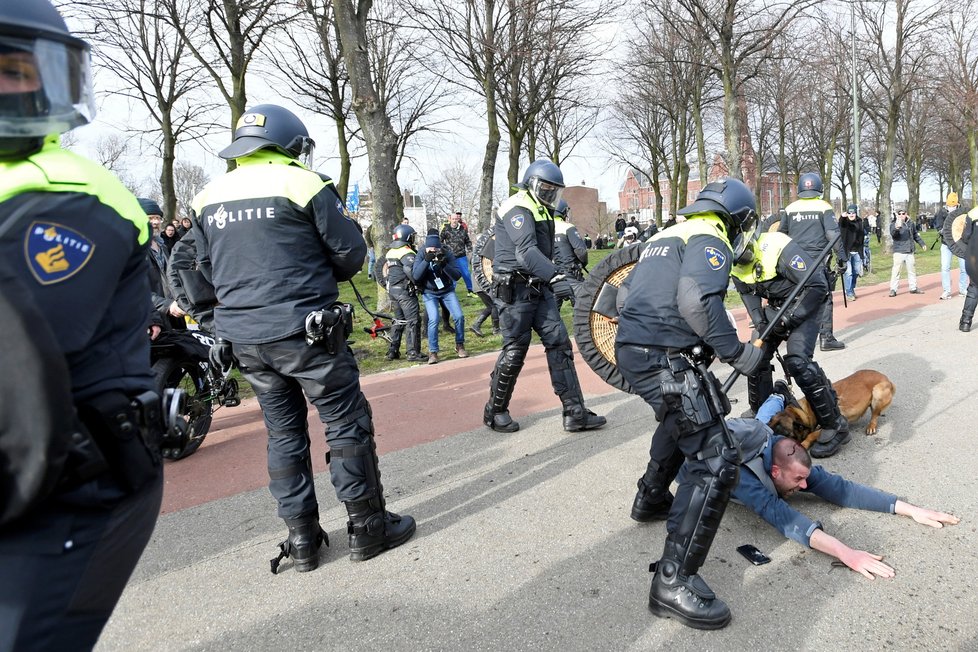 Nizozemská policie s pomocí vodního děla a obušků rozehnala protest proti koronavirové uzávěře v Haagu (14. 3. 2021).