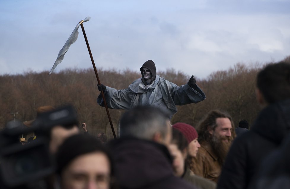 Nizozemská policie s pomocí vodního děla a obušků rozehnala protest proti koronavirové uzávěře v Haagu (14.3.2021)