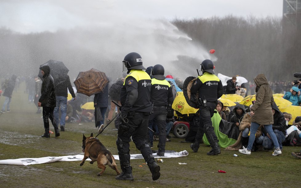 Nizozemská policie s pomocí vodního děla a obušků rozehnala protest proti koronavirové uzávěře v Haagu (14.3.2021)