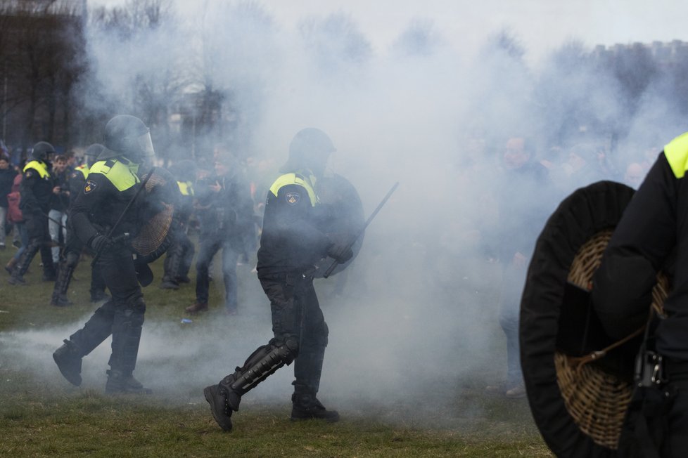 Nizozemská policie s pomocí vodního děla a obušků rozehnala protest proti koronavirové uzávěře v Haagu (14.3.2021)