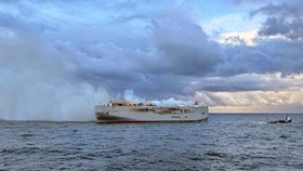Požár lodi s mercedesy u nizozemského pobřeží