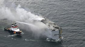 Požár lodi s mercedesy u nizozemského pobřeží