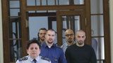 Nizozemské mlátičky u soudu kvůli brutálnímu napadení číšníka: Zůstávají ve vazbě, co odhalili znalci?