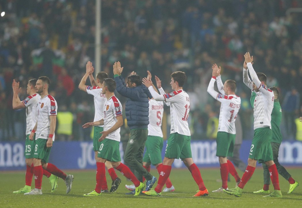 Fotbalisté Bulharska slaví výhru nad Nizozemskem
