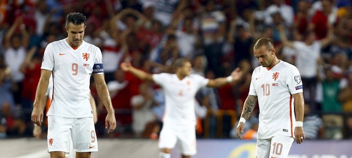 Zklamaní fotbalisté Nizozemska po debaklu v Turecku